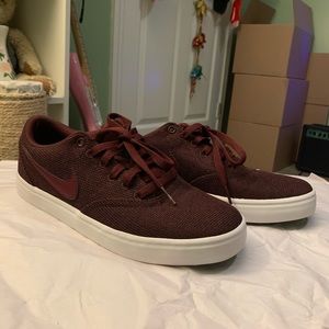 NEVER WORN nike maroon sb check solar sneakers